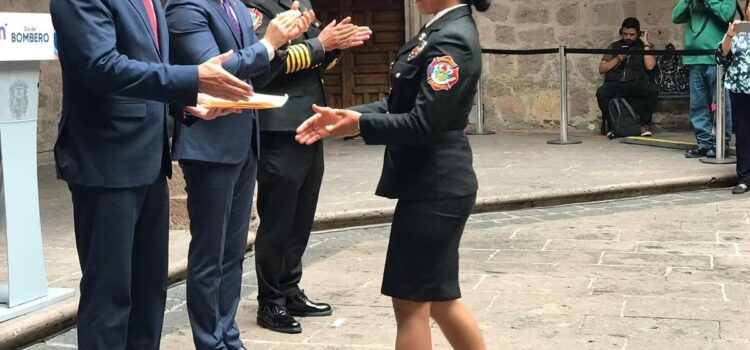 Entre corrupción y carencias honor a bomberos de Morelia