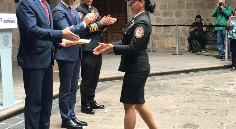 Entre corrupción y carencias honor a bomberos de Morelia