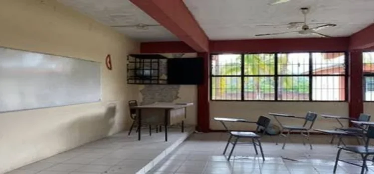 Atiende SEE 10 escuelas con déficit de maestros en Michoacán