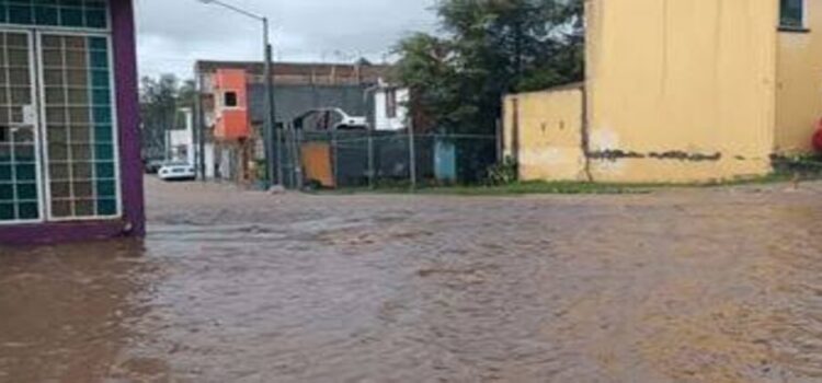 Intensas lluvias dejan casas inundadas en Morelia