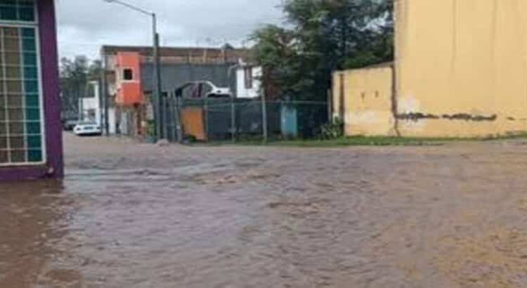 Intensas lluvias dejan casas inundadas en Morelia