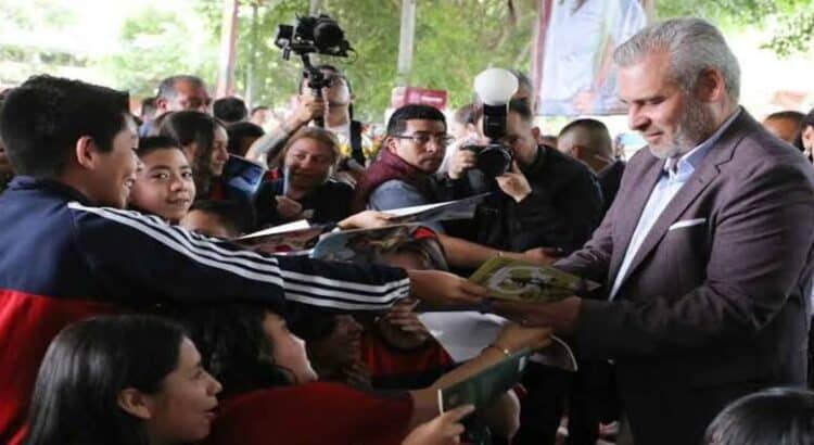 Bedolla fomenta la lectura con 400 mil libros en escuelas de Michoacán