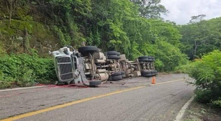 Vuelca Pipa con ácido nítrico en la Carretera Costera de Michoacán