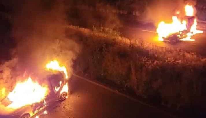 Normalistas incendian dos vehículos en carretera de Morelia