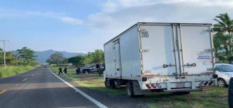 Roban tres unidades con mercancía en importantes vías de Michoacán