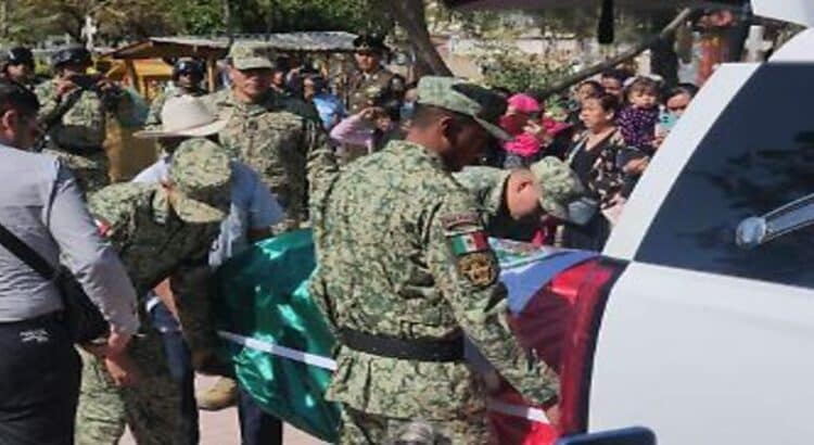 Dan último adiós a soldado caído en Michoacán