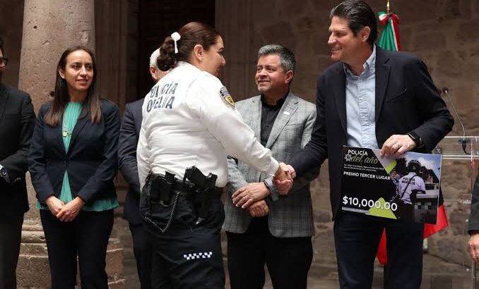 Con 100 mil pesos, reconocen a empleado del año de Policía Morelia