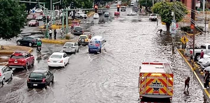 Inundaciones y vehículos bajo el agua deja lluvia intensa en Morelia
