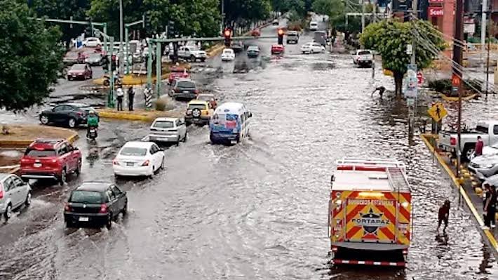Inundaciones y vehículos bajo el agua deja lluvia intensa en Morelia