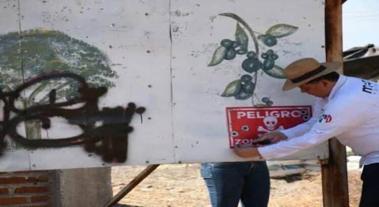 Colocan letreros para advertir sobre artefactos explosivos en Michoacán