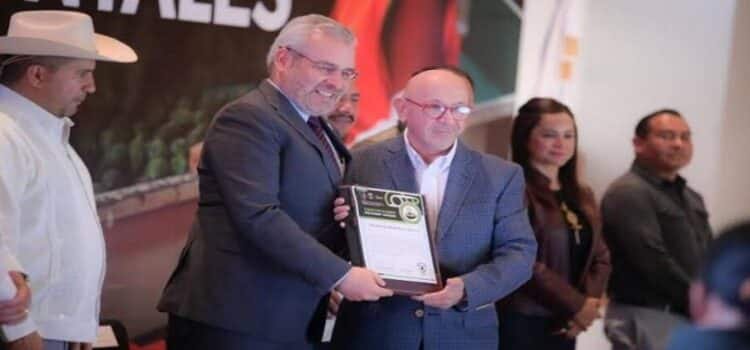 Bedolla entrega en Michoacán certificados antideforestación a empacadoras de aguacate