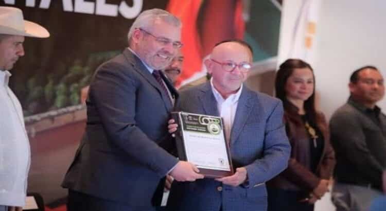 Bedolla entrega en Michoacán certificados antideforestación a empacadoras de aguacate