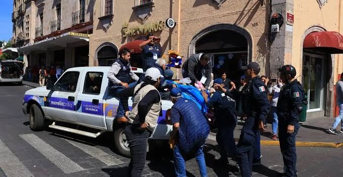 Retira Gobierno de Morelia 2 puestos ambulantes del centro histórico