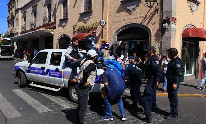 Retira Gobierno de Morelia 2 puestos ambulantes del centro histórico