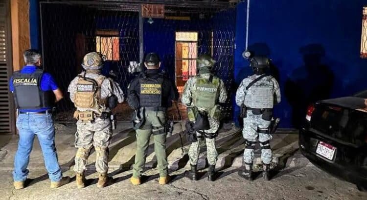 Detienen a 3 y aseguran droga durante cateo en Morelia