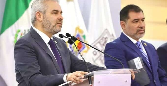 Gobernador de Michoacán anuncia aumento al salario policial