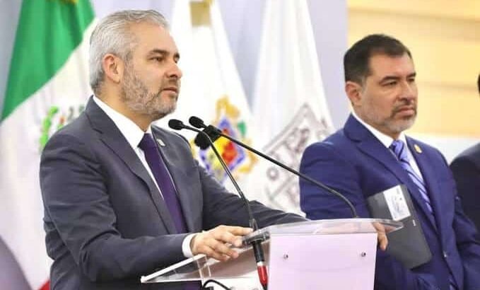 Gobernador de Michoacán anuncia aumento al salario policial