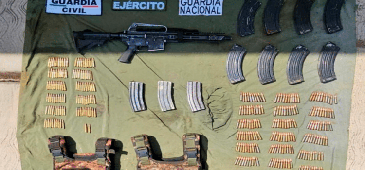 Michoacán aseguran a un joven fuertemente armado en Apatzingán