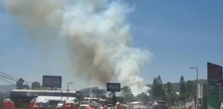 Ciudadanos alertan sobre fuerte incendio de pastizal al poniente de Morelia