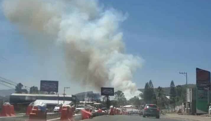 Ciudadanos alertan sobre fuerte incendio de pastizal al poniente de Morelia