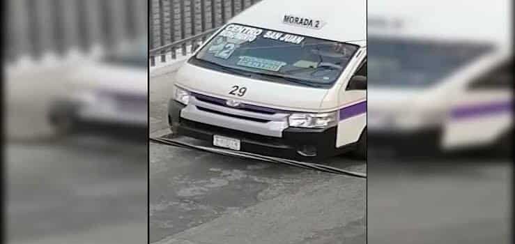 Graban a chofer de combi arrojando basura en vía pública de Morelia