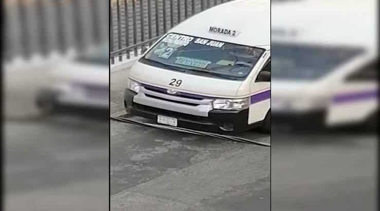 Graban a chofer de combi arrojando basura en vía pública de Morelia