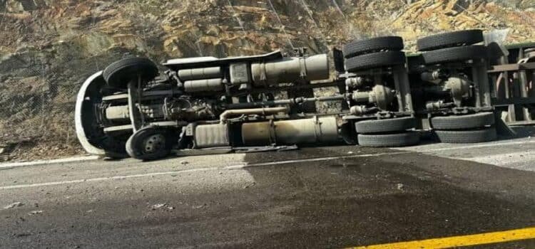 Mueren 4 integrantes de una familia por volcadura de un tráiler en carretera de Michoacán