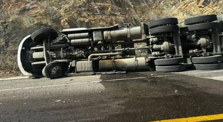 Mueren 4 integrantes de una familia por volcadura de un tráiler en carretera de Michoacán