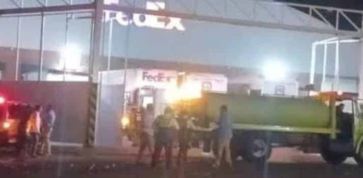 Bomberos atienden conato de incendio en bodega de FedEx, en Morelia