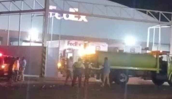 Bomberos atienden conato de incendio en bodega de FedEx, en Morelia