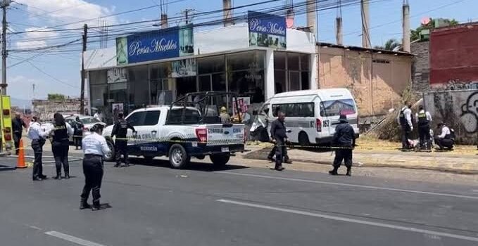 Combi se estampa en Morelia y muere conductor de la Ruta Gris; hay pasajeros heridos Combi se estampa en Morelia y muere conductor de la Ruta Gris; hay pasajeros heridos