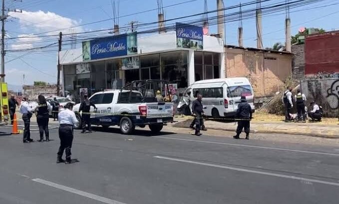 Combi se estampa en Morelia y muere conductor de la Ruta Gris; hay pasajeros heridos