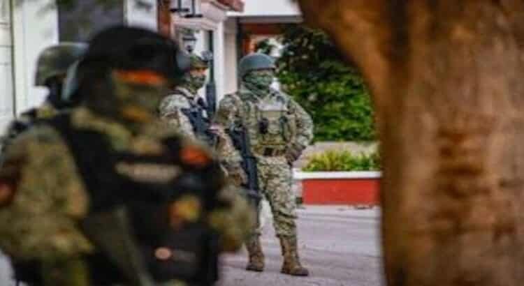 Militares incautan 30 explosivos y detienen a tres personas en Buenavista, Michoacán