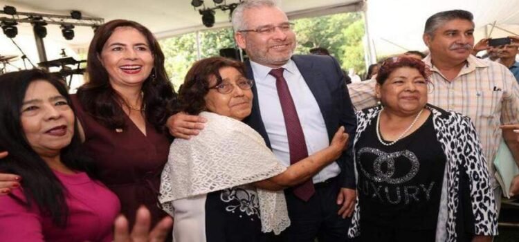 El corazón de Michoacán late de gratitud; reconoce Bedolla a mil 700 docentes por décadas de servicio