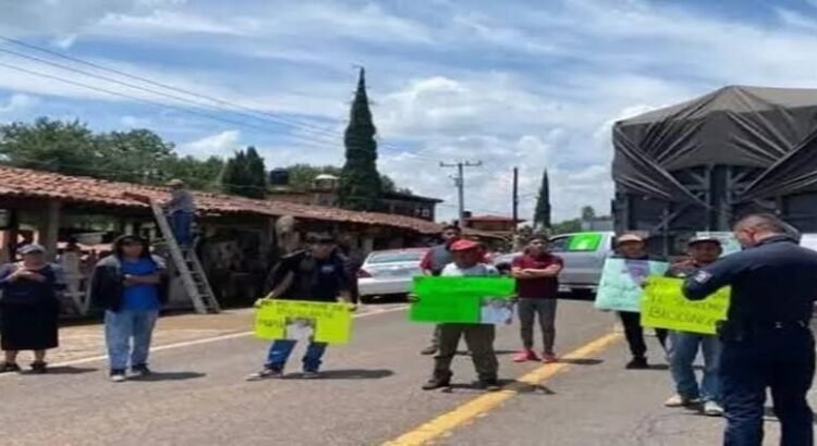Bloquean carretera en Michoacán por desaparición de abuelito