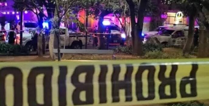 Muere hombre tras ataque a tiros afuera de un bar en Morelia