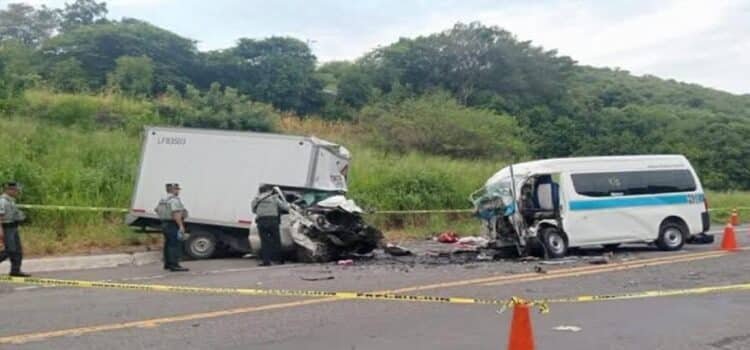 Choque frontal en Michoacán deja cinco muertos y cinco heridos