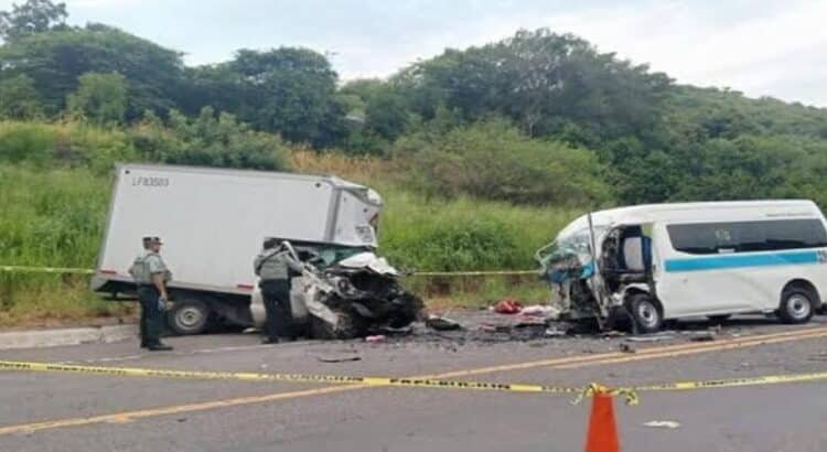Choque frontal en Michoacán deja cinco muertos y cinco heridos Choque frontal en Michoacán deja cinco muertos y cinco heridos