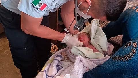 Paramédicos atienden parto en domicilio de Morelia; madre y bebé estables