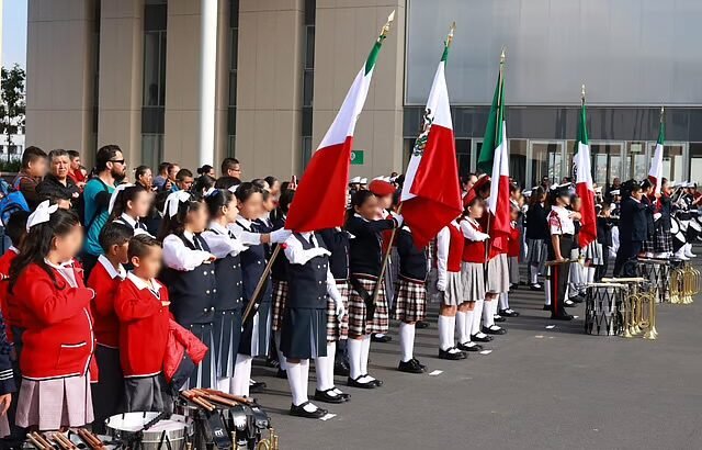 Ayuntamiento de Morelia entrega 25 kits de banda de guerra a escuelas