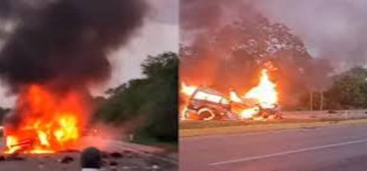 Taxistas incendian un autobus durante una protesta en Zinapécuaro