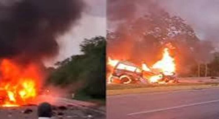 Taxistas incendian un autobus durante una protesta en Zinapécuaro