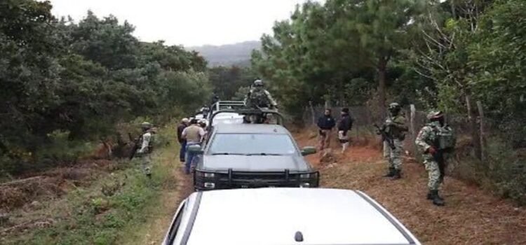 Balacera entre civiles armados y militares deja dos muertos en Michoacán