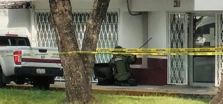 Dejan granada frente a las oficinas del INM en Morelia