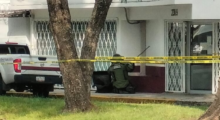 Dejan granada frente a las oficinas del INM en Morelia