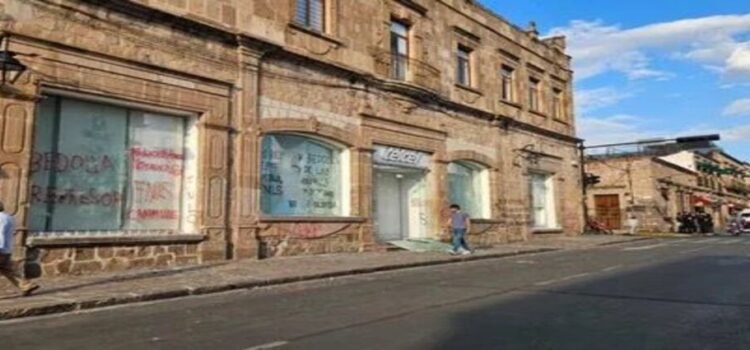 Normalistas vandalizan Palacio de Justicia en Morelia, Michoacán