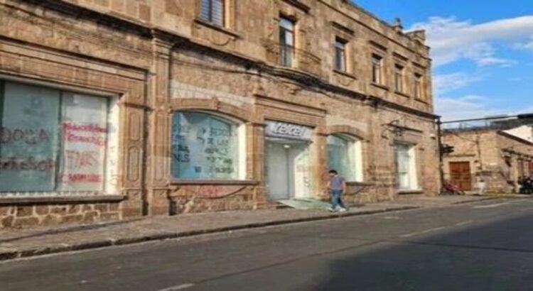 Normalistas vandalizan Palacio de Justicia en Morelia, Michoacán