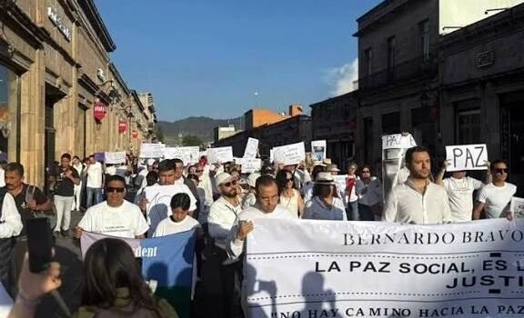 Marchan en Morelia para exigir justicia por asesinato del líder limonero Bernardo Bravo