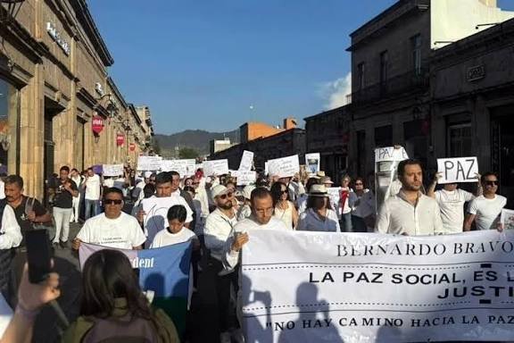 Marchan en Morelia para exigir justicia por asesinato del líder limonero Bernardo Bravo