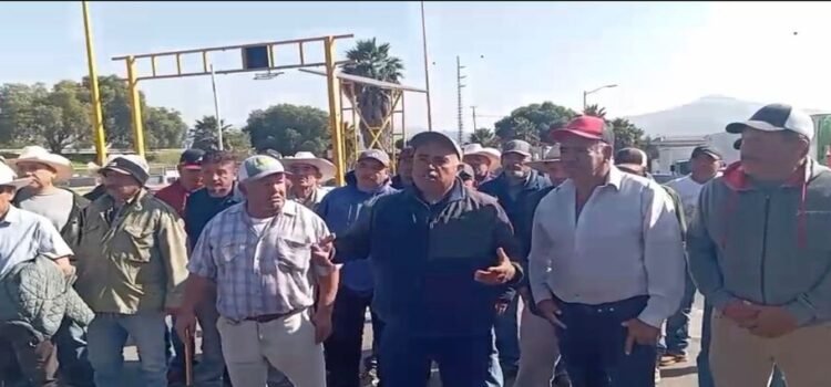 Campesinos liberan casetas en Michoacán y otros estados por respeto al Día de Muertos